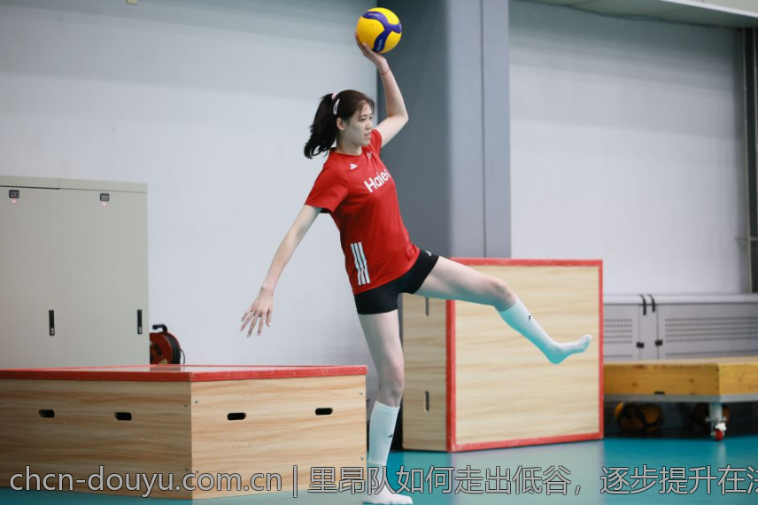 里昂队如何走出低谷，逐步提升在法甲联赛中的排名位置
