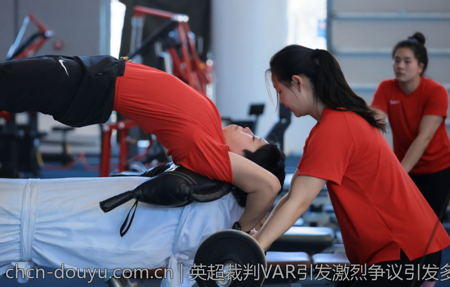 英超裁判VAR引发激烈争议引发多方讨论